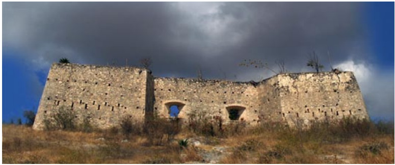 Le front bastionné Sud du fort Doko à Marchand-Dessalines